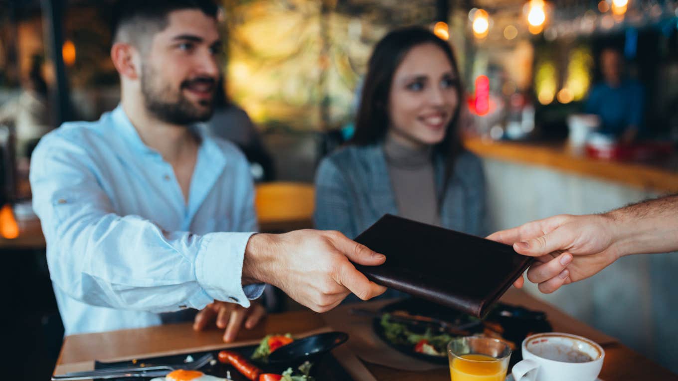Man Explains Why He Chose To Dine And Dash His Date On Their First Outing Man getting the bill on first date