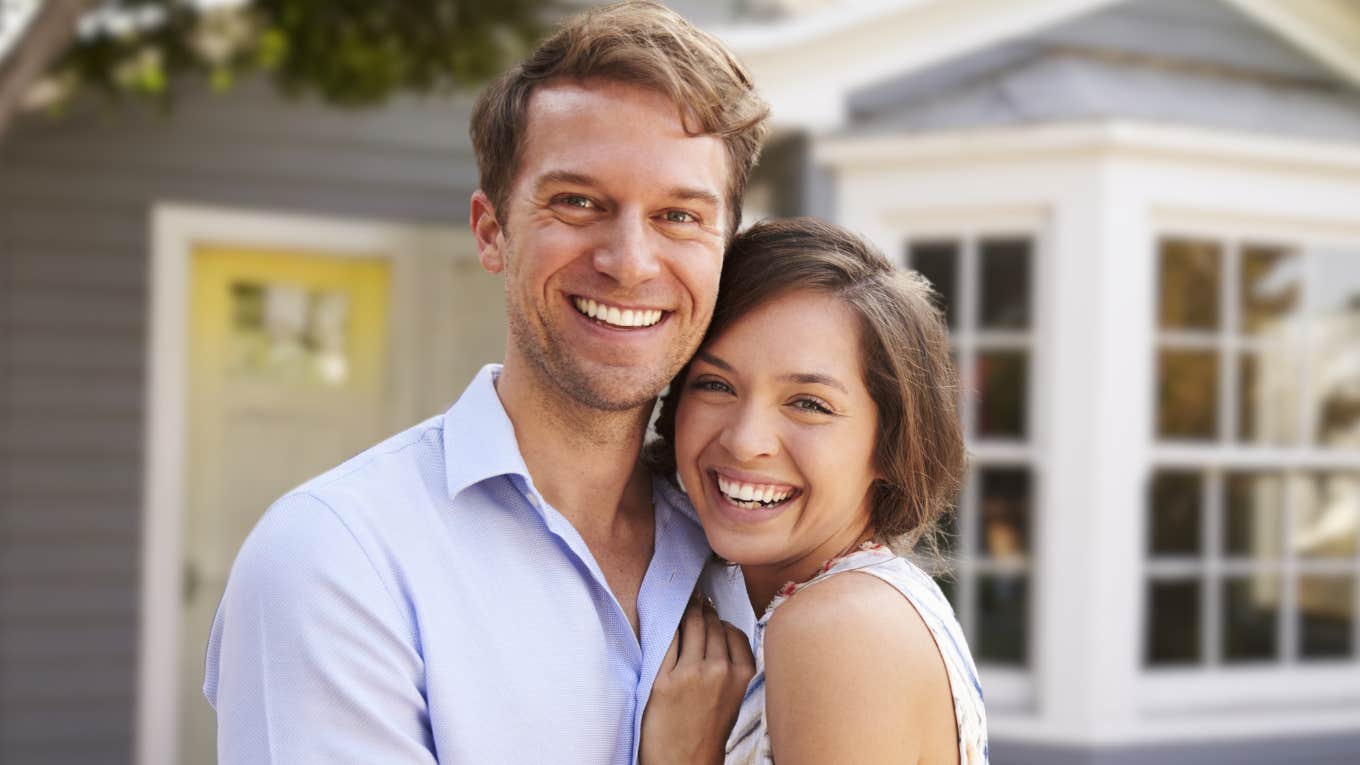 Finanical experts share big mistake made by unmarried couples Couple isn't married, but making a mistake in front of a house