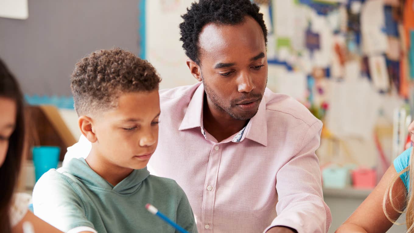 Teacher Received Emails From Students Asking To Get Out Of Their Presentations Due To Anxiety Middle school teacher helping student in class