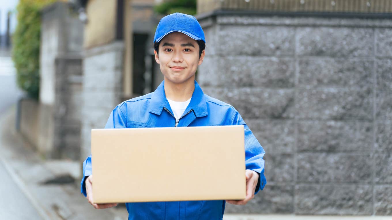 Amazon Driver Says People Who Recieve Packages Daily Should Tip Amazon driver delivering package