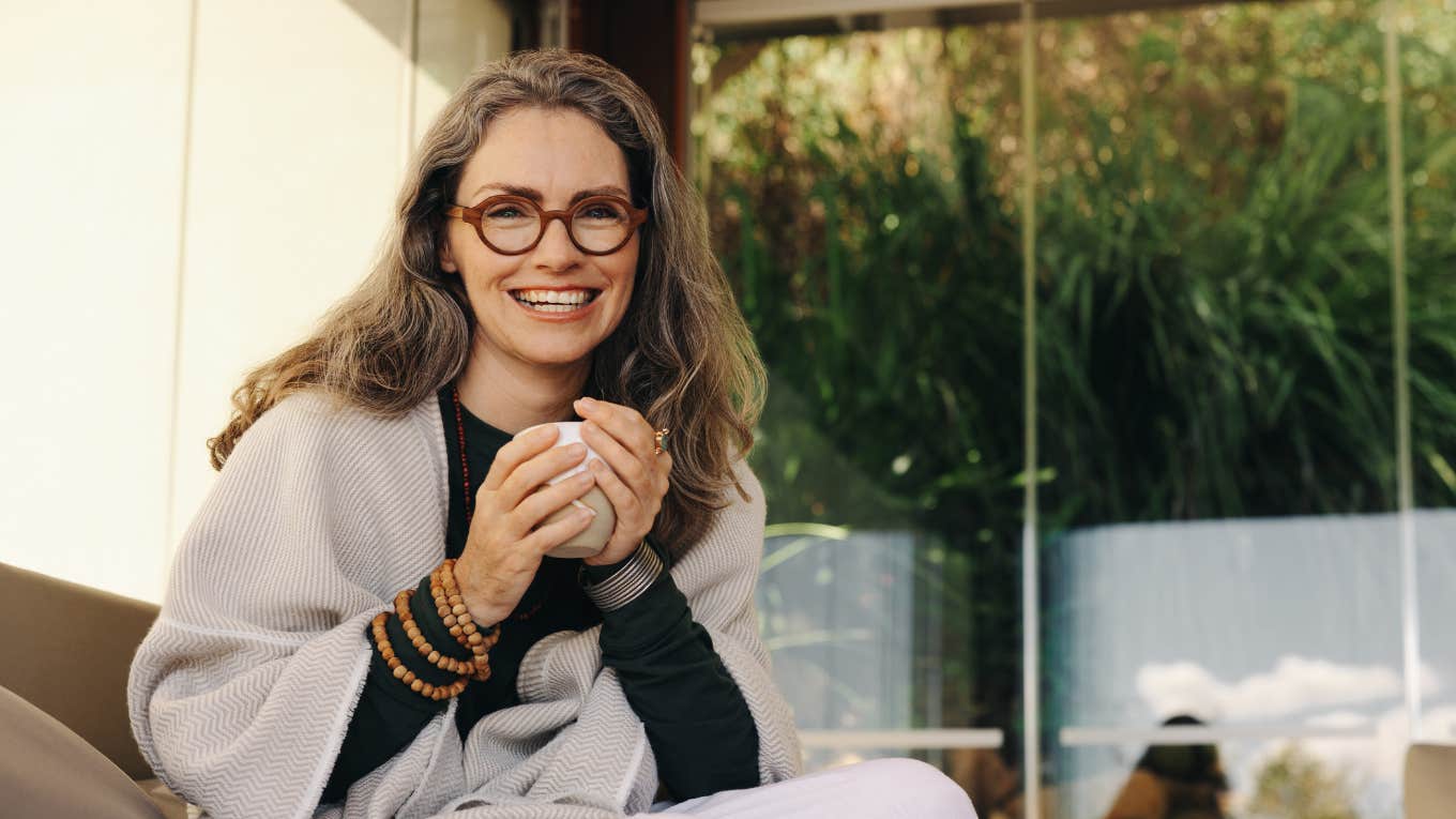 Brain Doctor Reveals That People Who Have One Hobby Tend To Live Longer Vibrant and healthy woman drinking a cup of tea