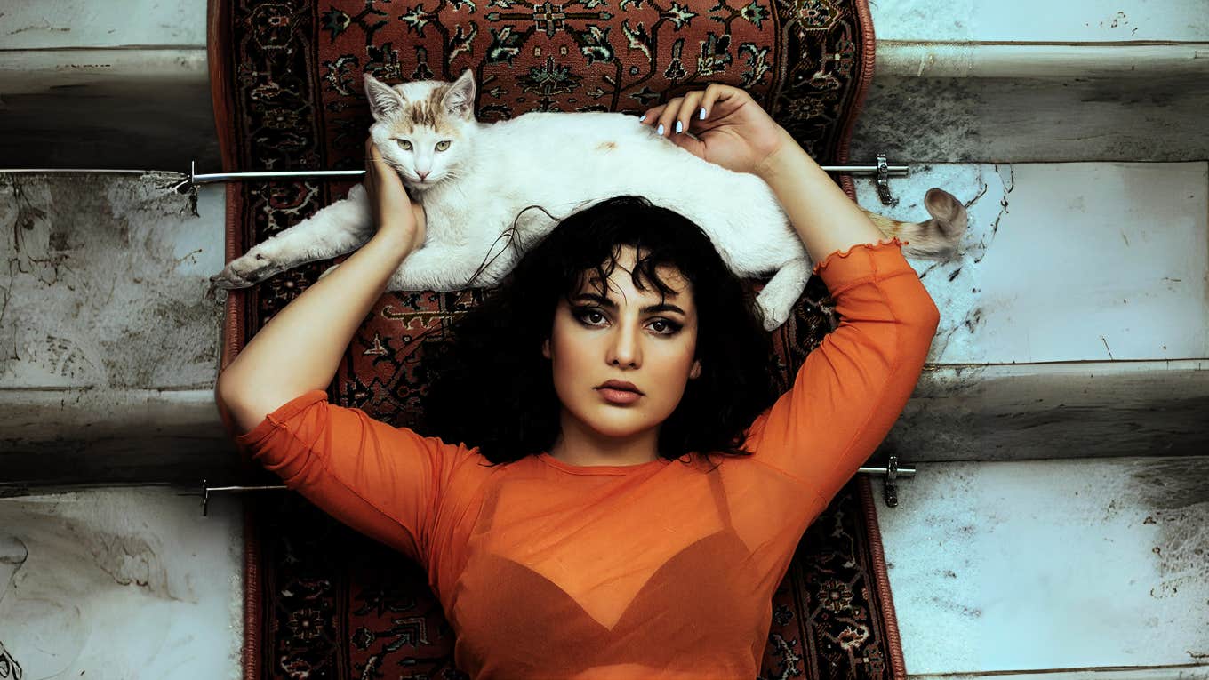 Cat-Like Ways To Attract Literally Anyone attractive woman with her cat
