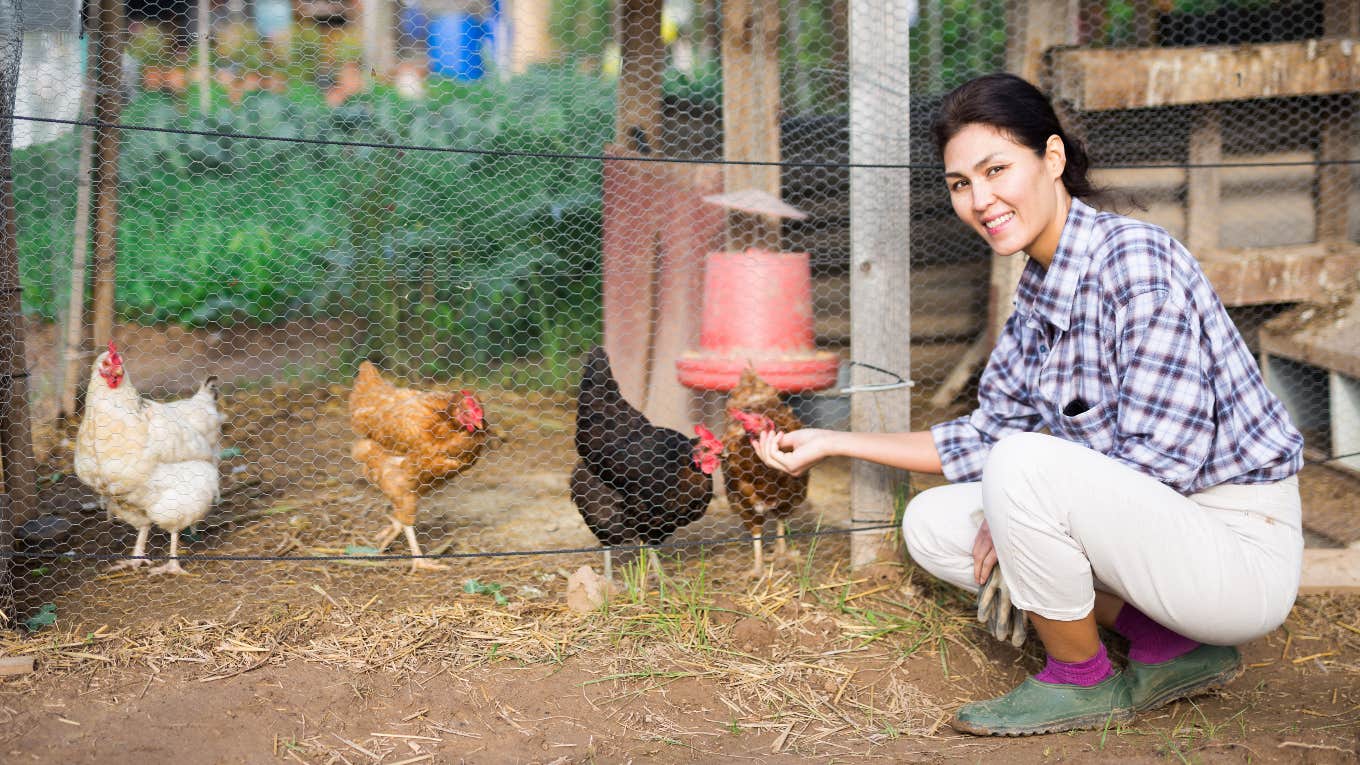 ‘Chicken-Sizing’ Is A New Exercise ‘Trend’ For People Struggling With Habits Woman chicken-sizing