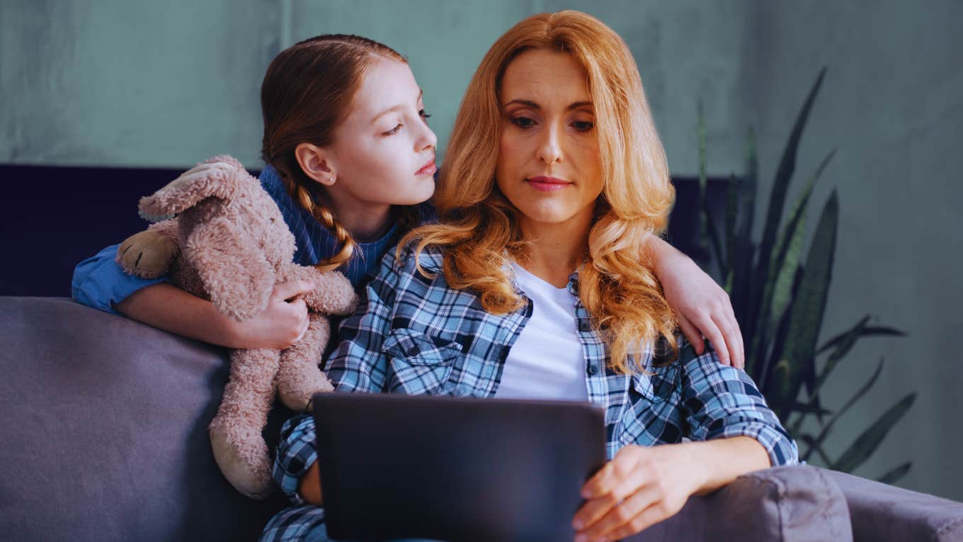 The Indicator You Were Emotionally Neglected As A Kid, Says Child Psychologist Mother neglects her kid.