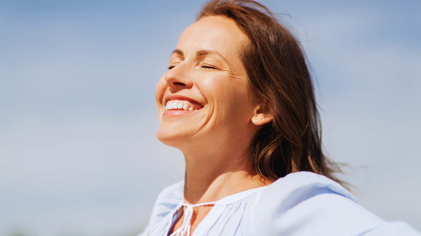Freeing Things That Only Happen When You Learn To Love Being Alone Woman feels free because she learned to love being alone.