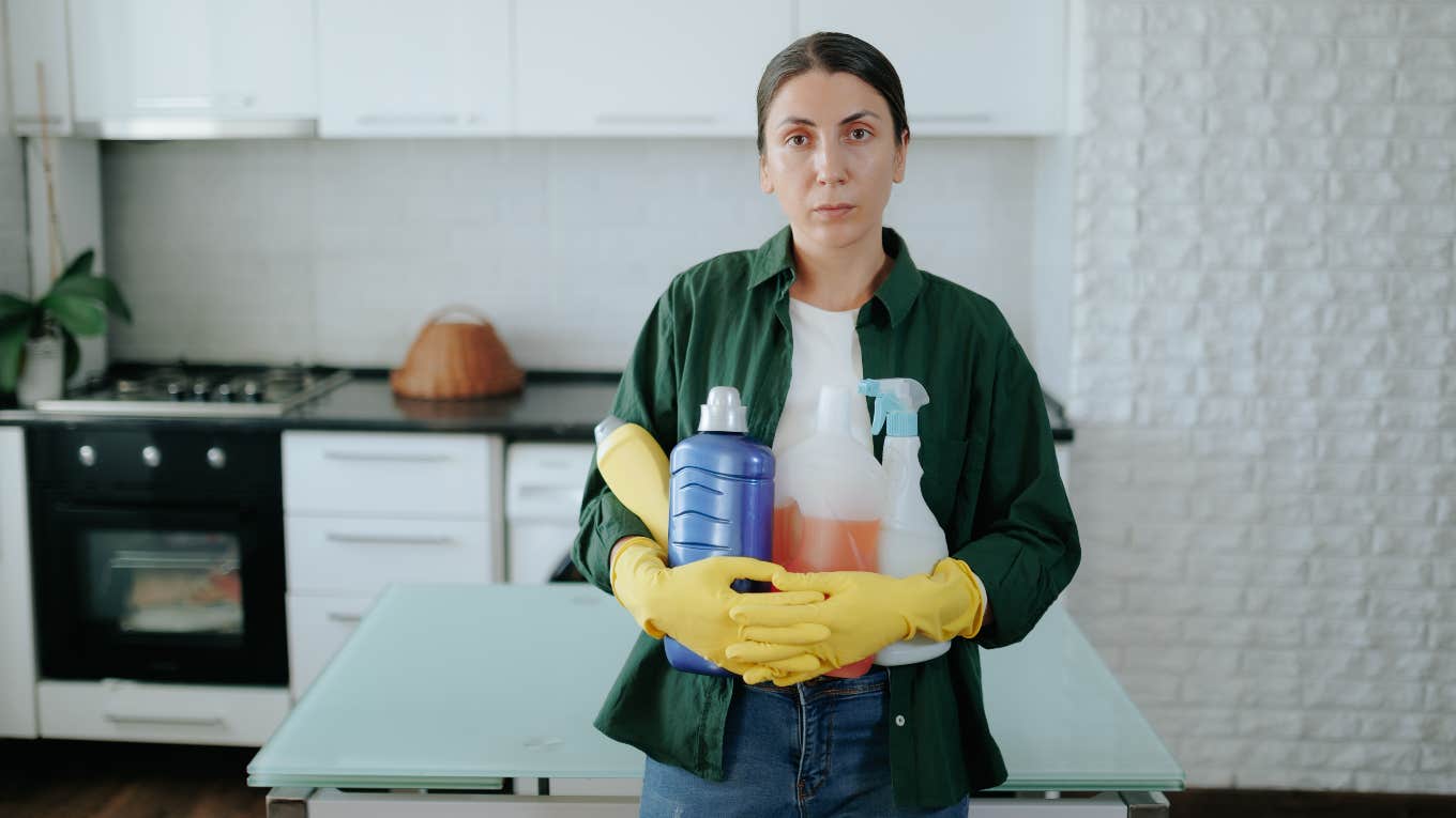 Husband Snapped His Fingers At The Cleaning Lady & Called Her A 'Servant,' Leaving His Wife Appalled Cleaning lady called a servant