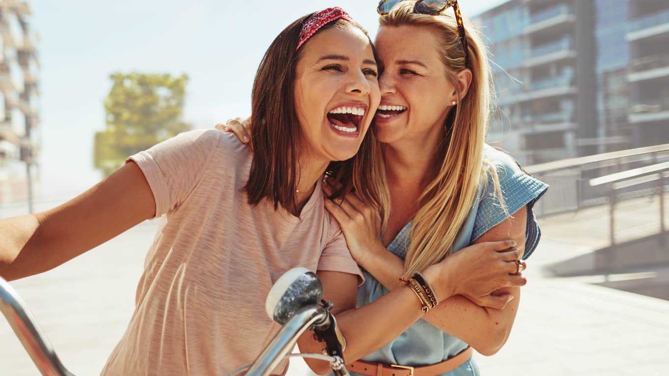 3 Drama-Free Ways To Get Along With Literally Anyone Two drama-free friends smiling and laughing together