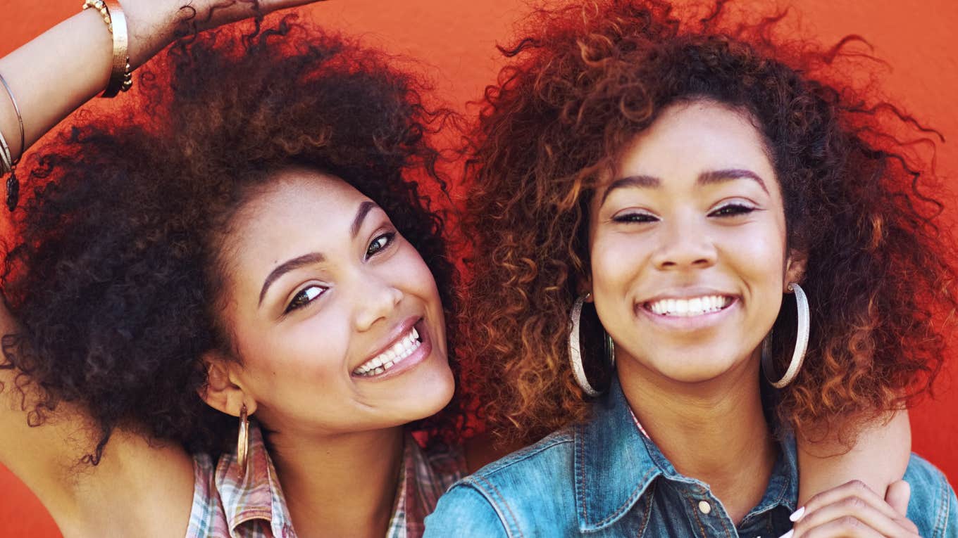 Twenty Sentences That Maximize Your Social Intelligence Two young women smiling and enjoying each other's company