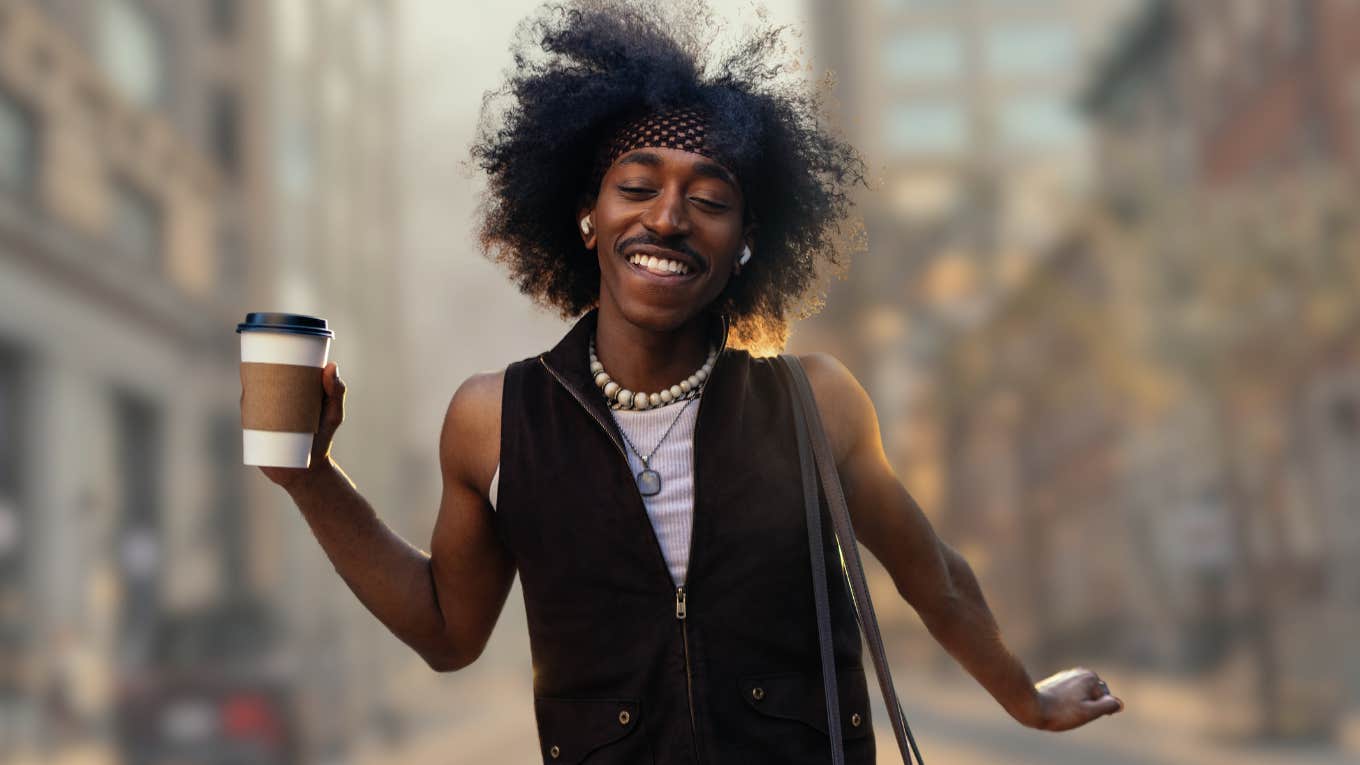5 Magnetic Things People Who Can Effortlessly Command A Room Do Differently Person who can command a room looking confident in public.