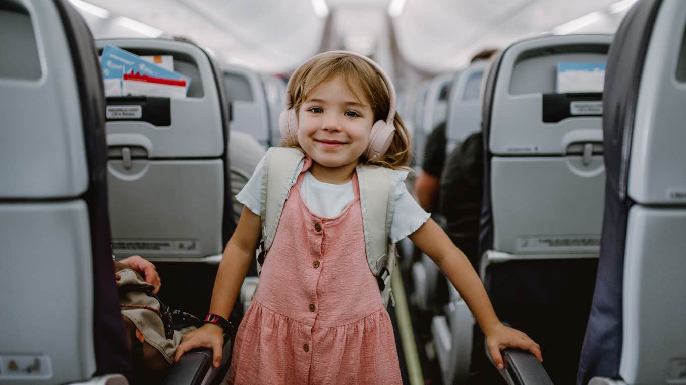 The Heartwarming Way Airline Passengers Reacted To A Toddler Who Was Losing Her Patience During A Long Flight Delay Little girl on plane