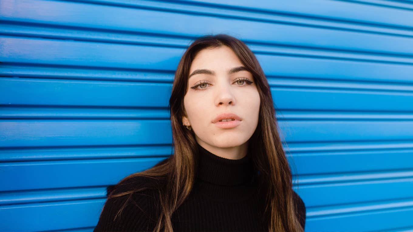 People With A High IQ But No Confidence Usually Display These 9 Behaviors Without Realizing It confident woman