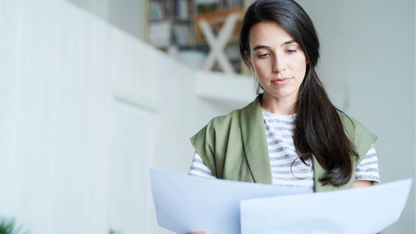 Mom Appalled By Ancient Greece Assignment Her 13-Year-Old Daughter Received At School mom looking over teen daughter's assignment on ancient Greece