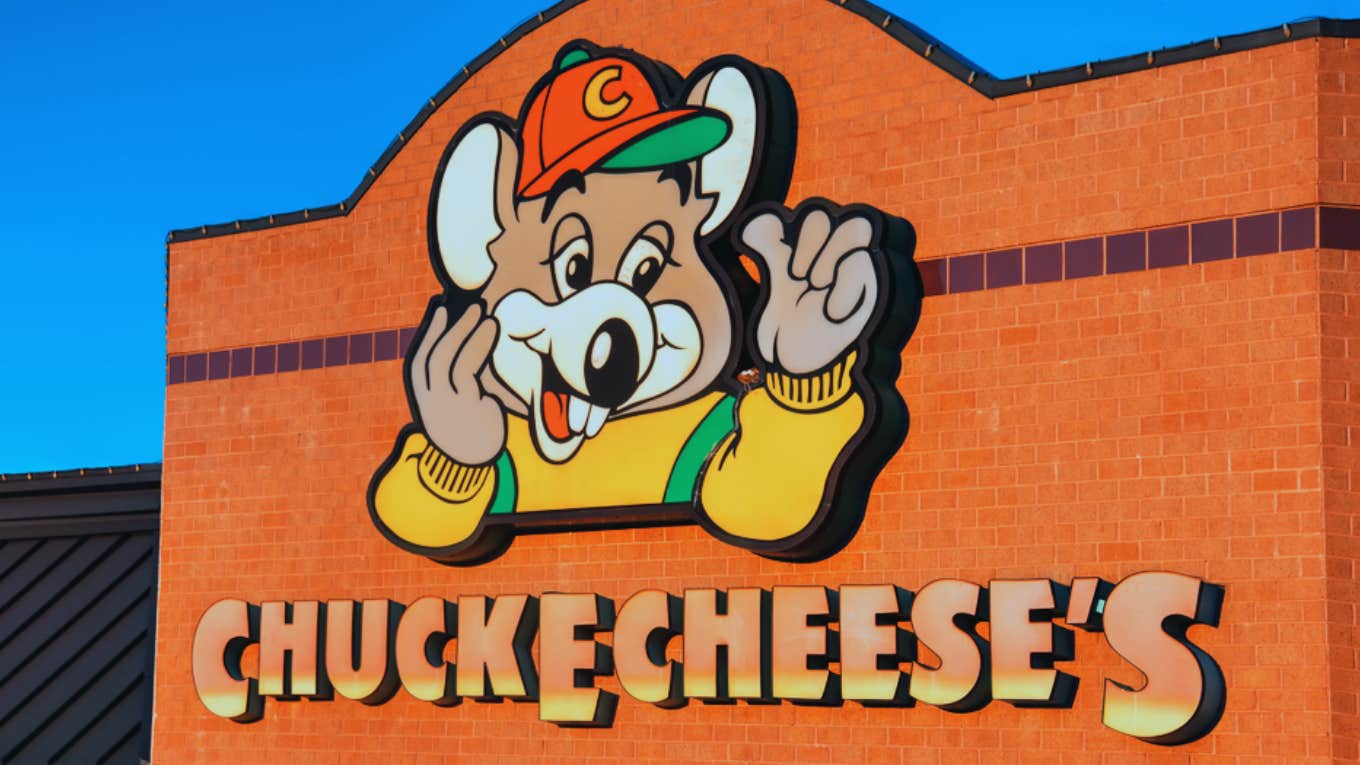 Mom Criticizes Chuck-E-Cheese Mascots For Only Giving Attention To Birthday Kids Who Paid For A Birthday Package chuck e. cheese building