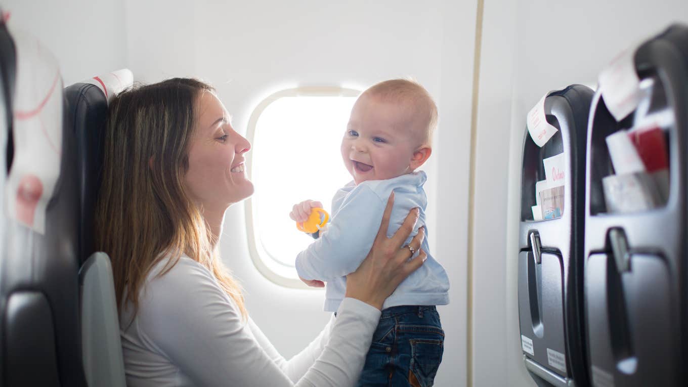 Mom Refuses To Throw Toddler’s Dirty Diaper Away During 16-Hour Flight Despite Horrifying Smell Mom on plane with toddler
