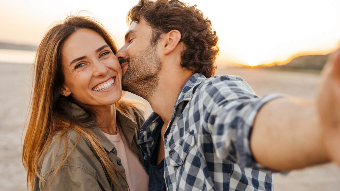 Sweet Ways To Show Your Wife That She's Your #1 Priority sweet couple man kissing woman cheek