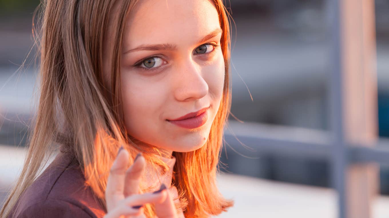 Traits Of Women Who Seem Nice But Are Actually Narcissistic narcissistic young woman twirling her hair