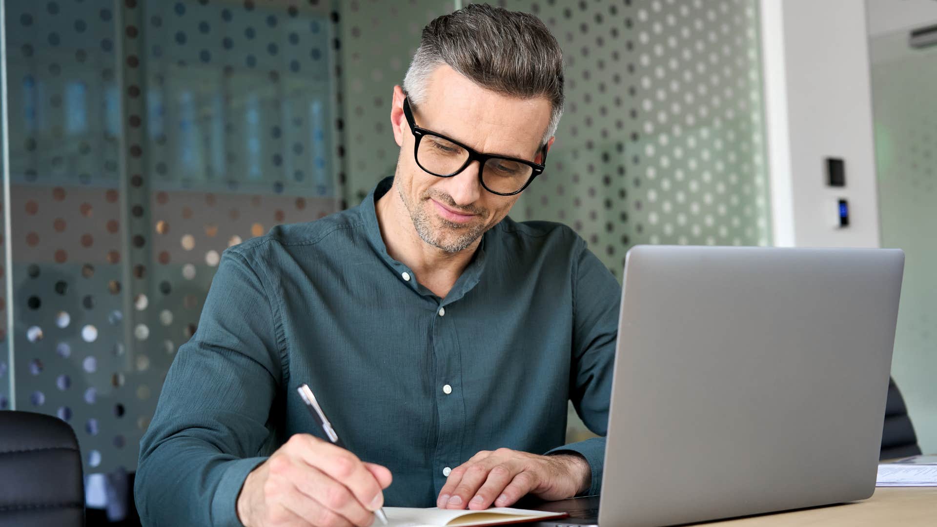 Man sitting at his desk and working.