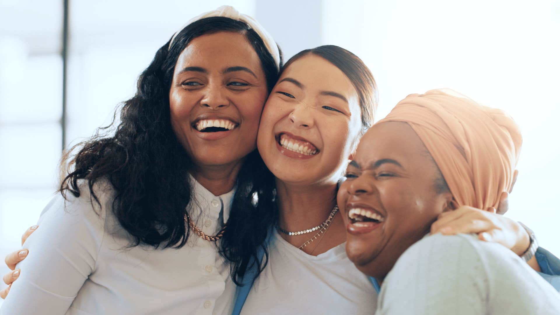 habits of people with a high confidence-intelligence ratio lift others up