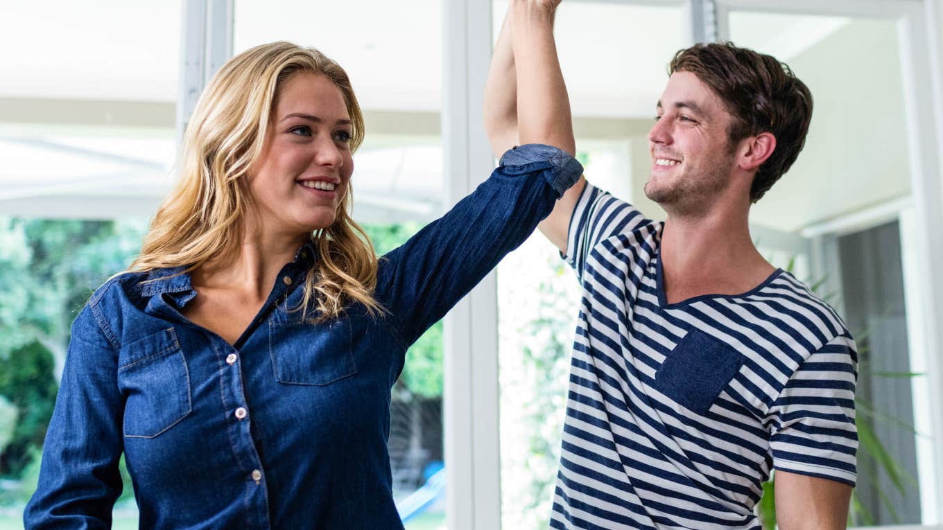 I'm A Hypnotherapist - Here's The Hypnosis Trick I Swear By To Make Men Fall For You Woman knows the hypnosis trick to make a man fall for her.