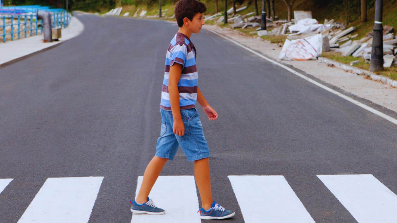 Georgia Mom Arrested 11-Year-Old Son Walk Alone A Mile Away From Home young boy walking alone on road