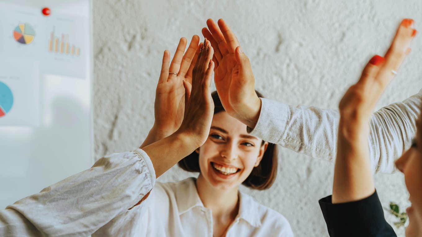 Subtle Traits Of People Who Are Everyone's Favorite Workmates Favorite workmates giving each other high fives.