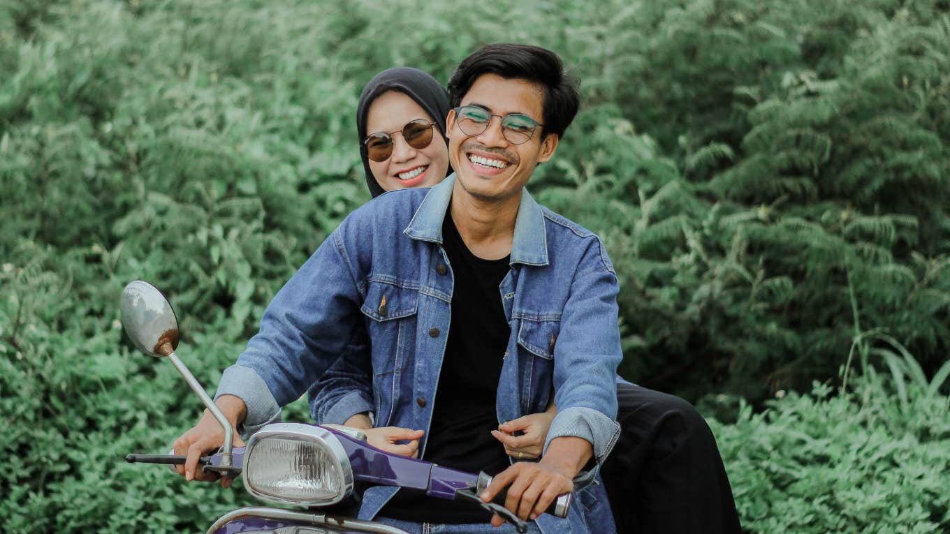Psychology Says There's Specific Types Of Hard Work That Make Relationships Thrive Couple puts in hard work to make relationship thrive.