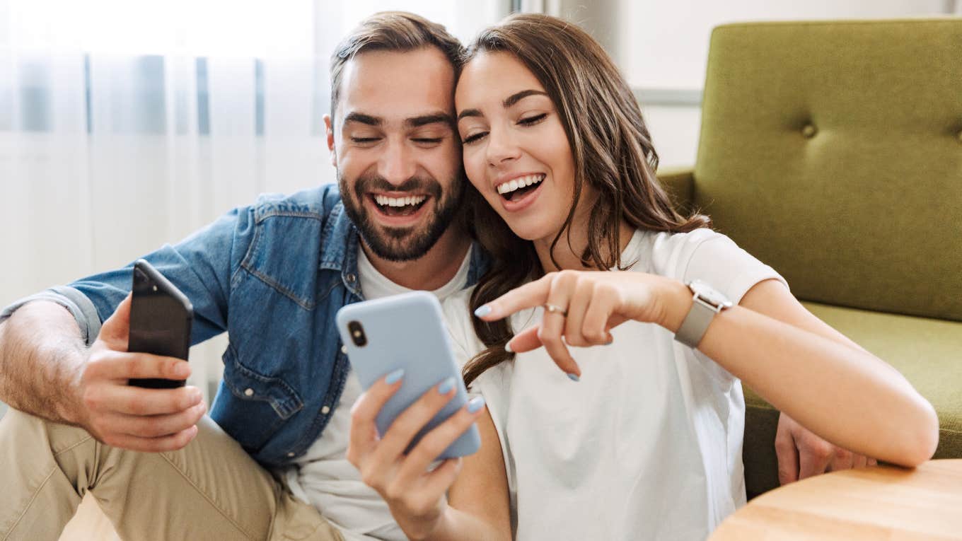 Woman Explains The Major Difference Between The Memes Men And Women Send A woman and a man looking at memes on their phones