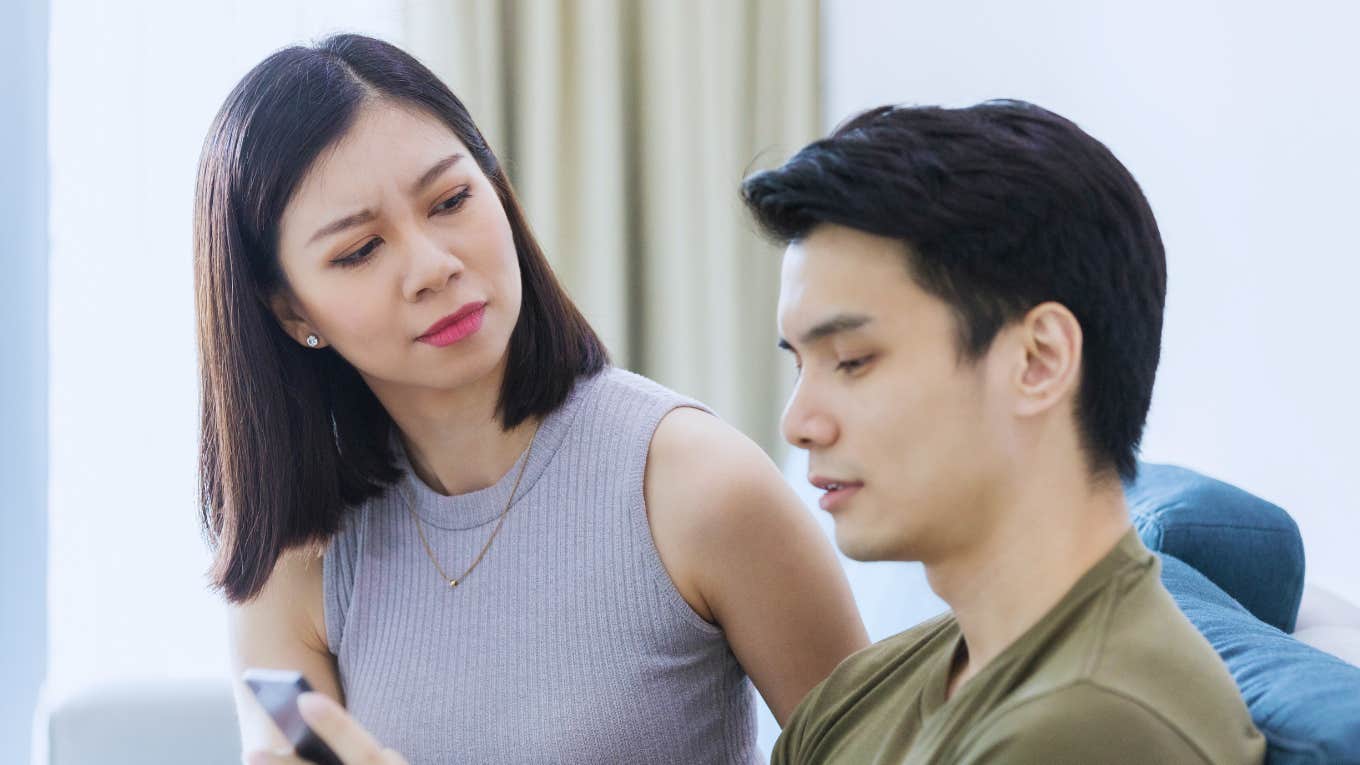 Core Reasons Amazing Women Date Mediocre Men, According To Psychology Amazing woman realizes she is dating a mediocre man.