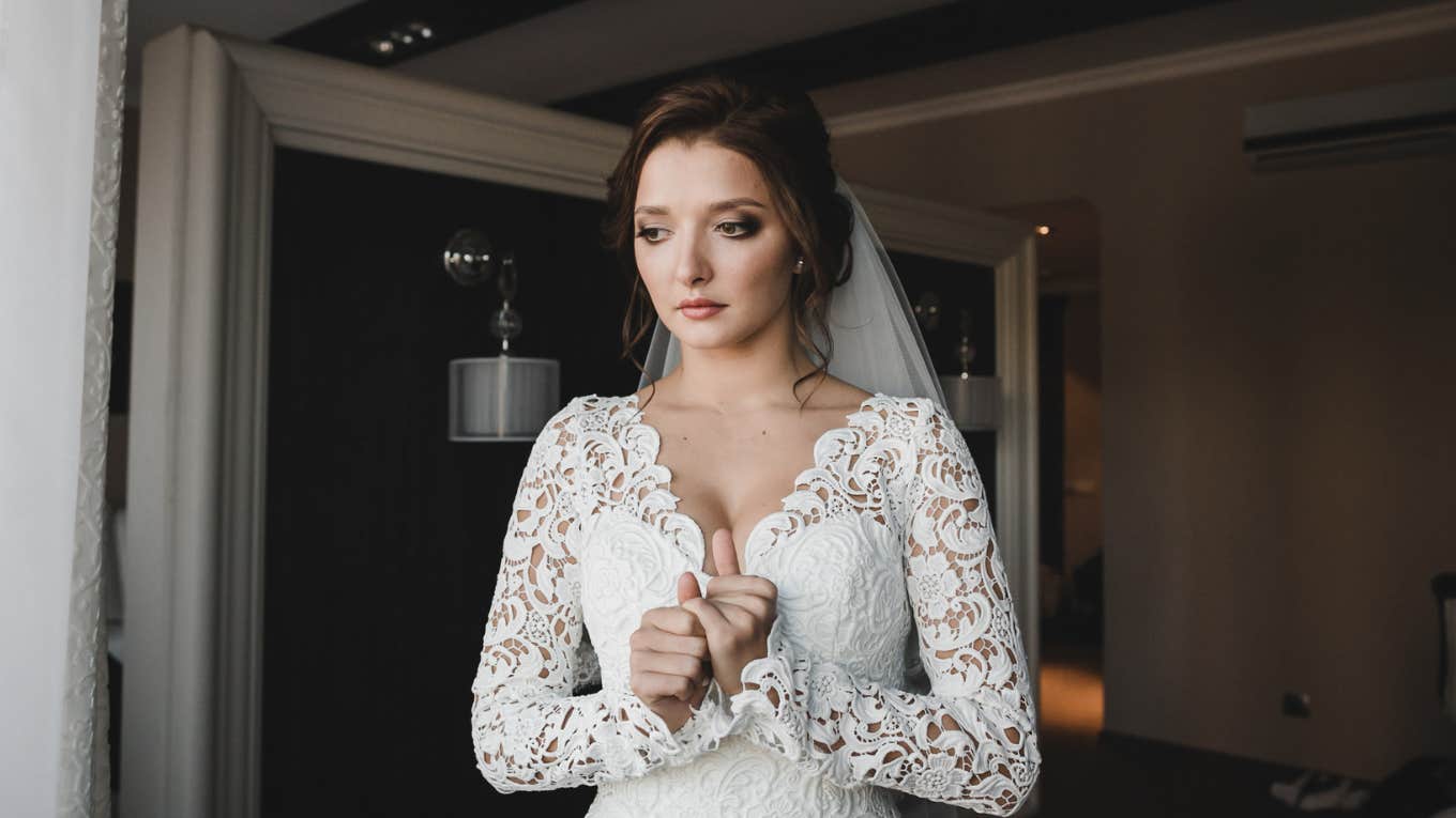 Bride Arrives At Her Reception To Find Only 5 People Showed Up Bride sad only five guests showed up at her reception