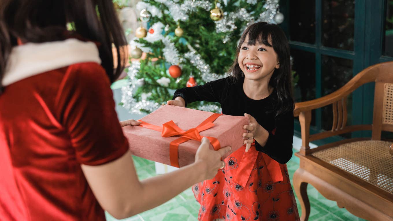 Child-Development Expert Recommends Parents Not Remind Their Kids To Say 'Please' And 'Thank You' Little girl getting a gift during the holiday season