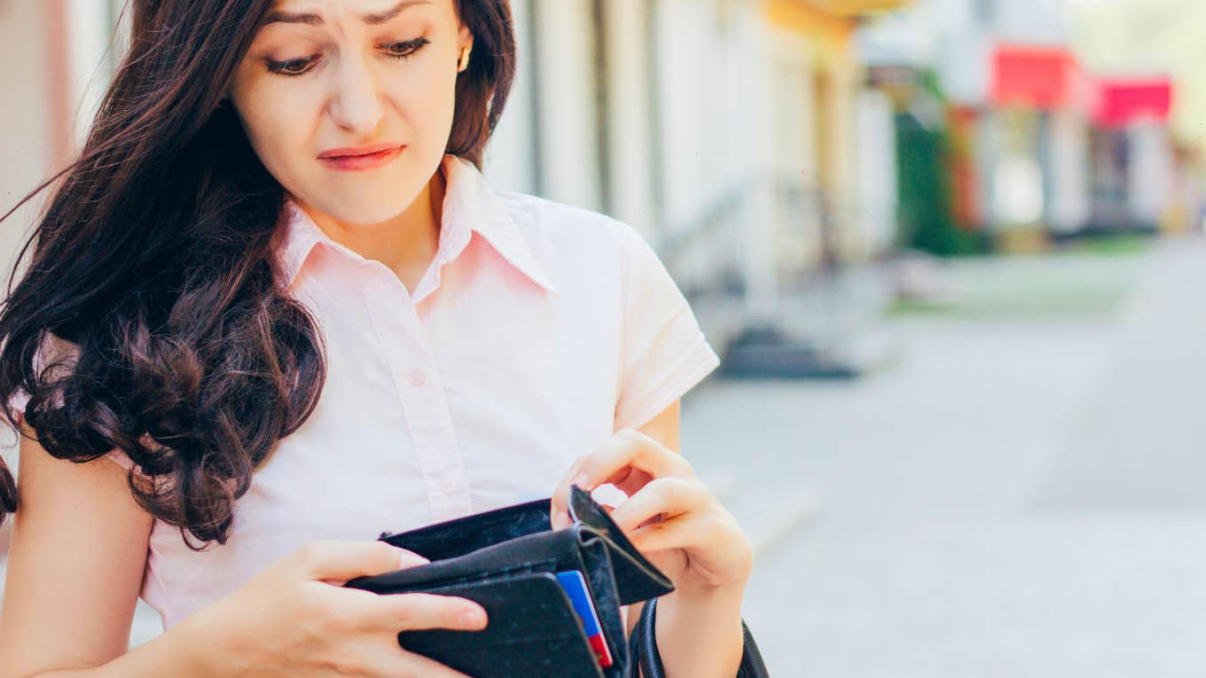Common Habits Of People Who Stay Broke No Matter How Much Money They Make Common Habits Of People Who Stay Broke No Matter How Much Money They Make