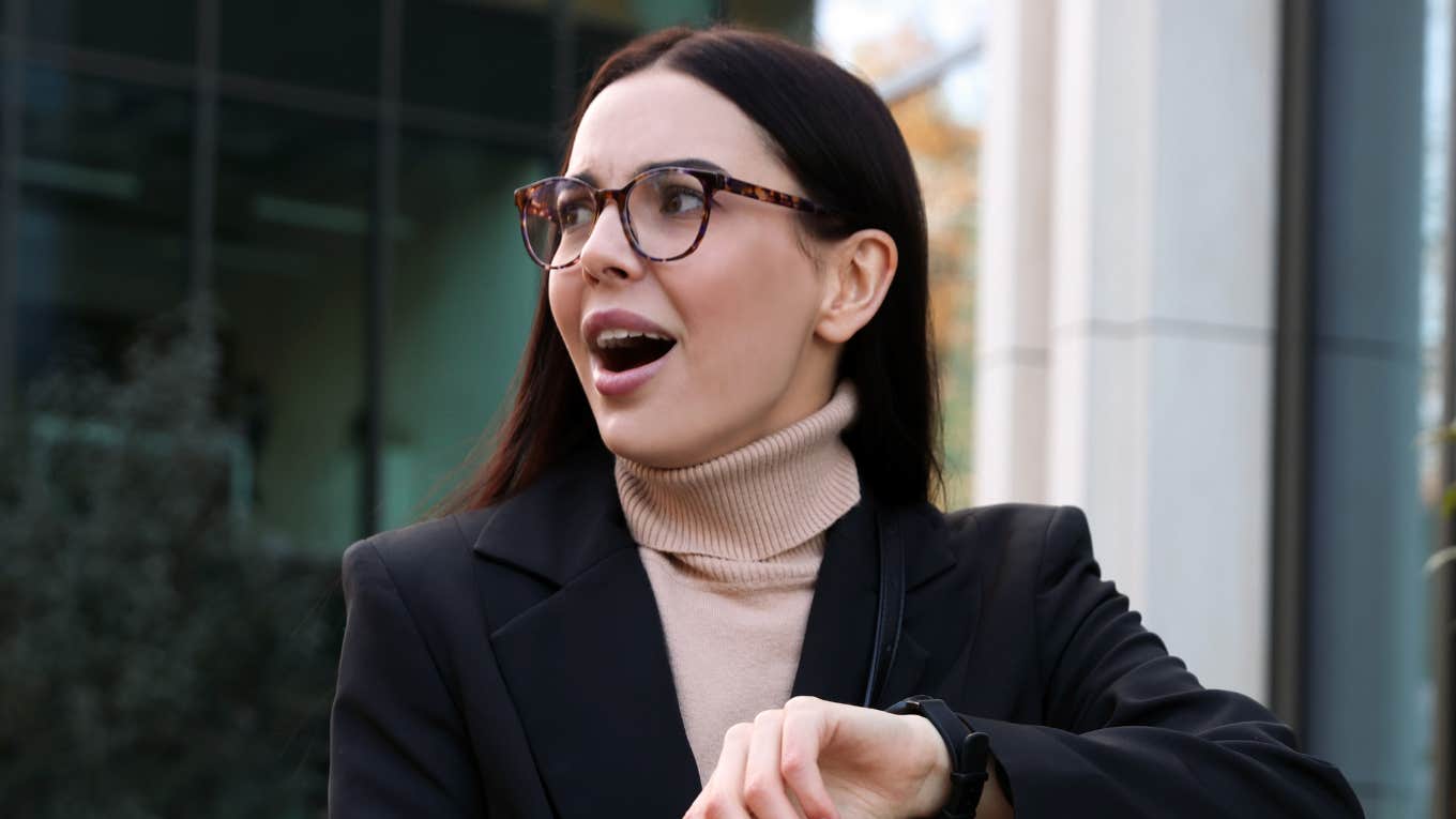 Common Complaints That Make You Sound Rude Without Knowing It, According To Renowned Psychologist Woman makes complaints and sounds rude.