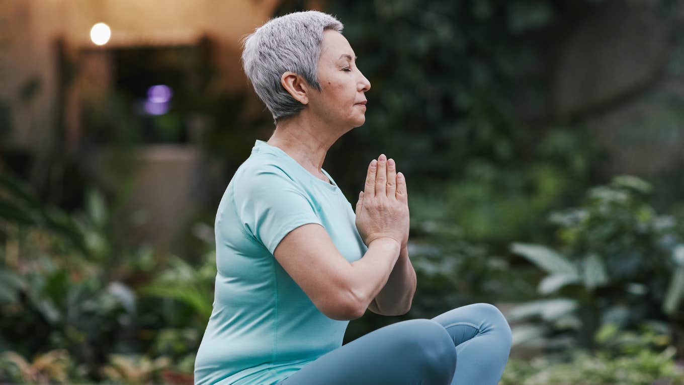 Signs Of A Fake Spiritual Person Who's Pretending To Be Holy, According To Psychology Woman notice the signs of someone who pretends to be a spiritual person.