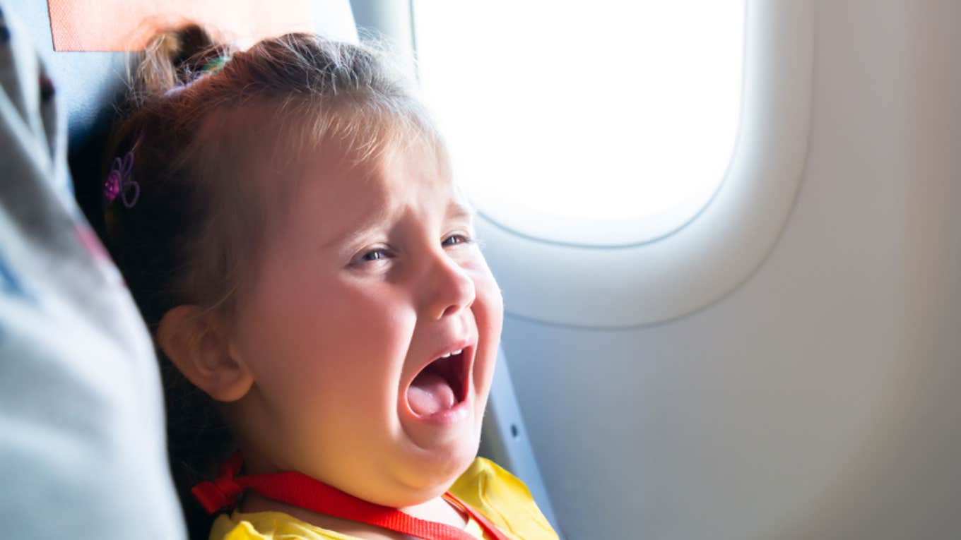 Airline Passenger Who Helped A Toddler ‘Screaming For Her Mama’ Finds Out The Mom Was Two Rows Ahead Of Them The Whole Time crying toddler on plane
