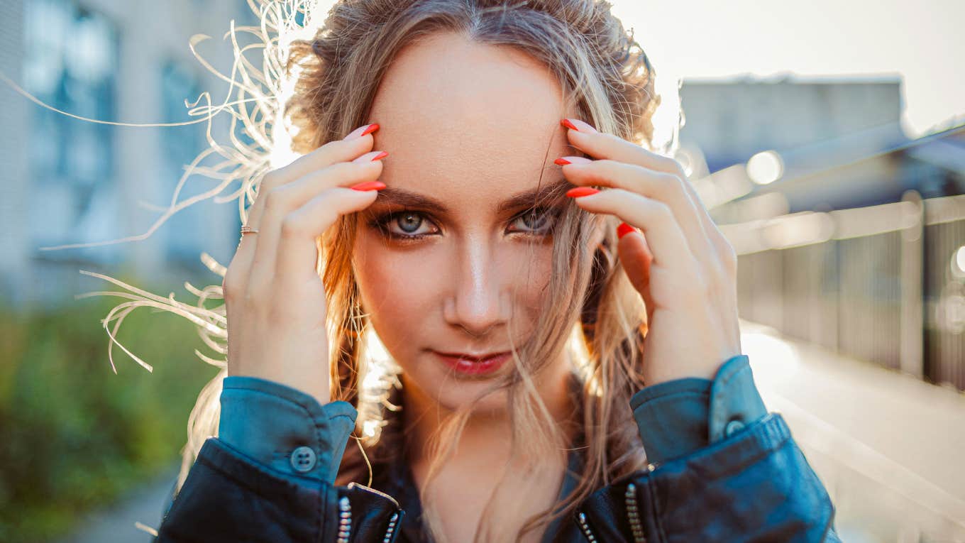 Signs Of A Highly Captivating Woman, According To Psychology Highly captivating woman.