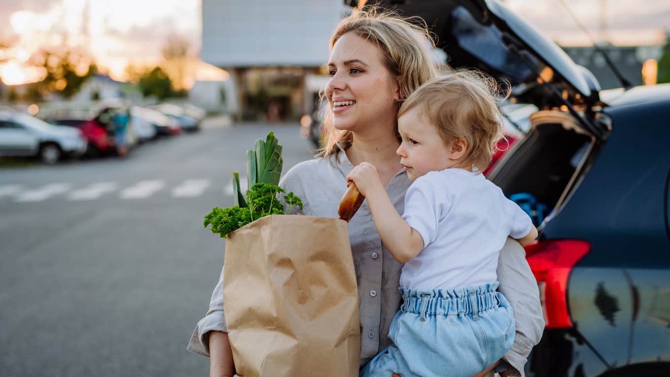Single Mom Asks Neighbors To Avoid Parking In Spot Closest To The Apartment Entrance Since She Has Her Hands Full Single mom has her hands full with toddler and groceries