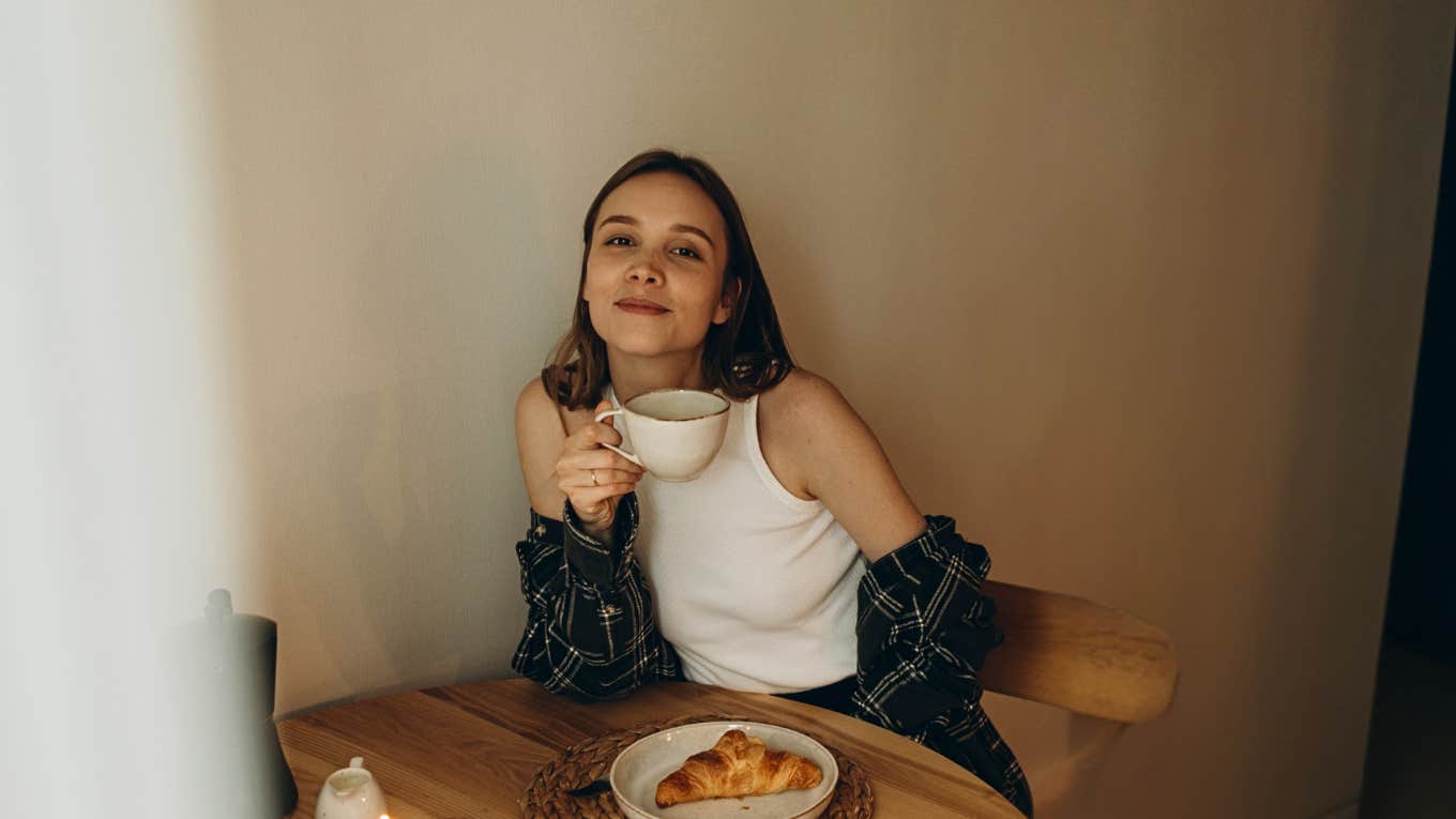 Traits of people who recover from heartbreak quickly Smart woman fully recovered from heartbreak