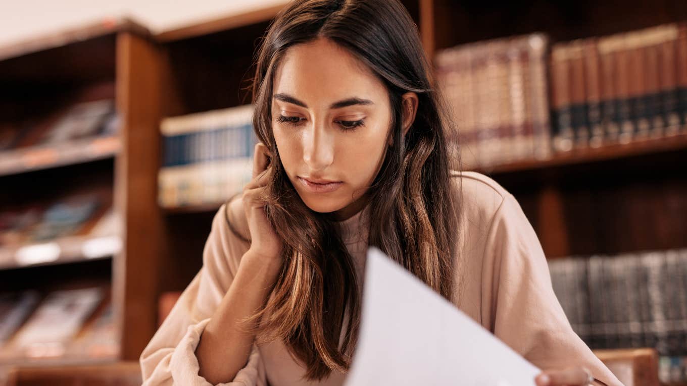 Signs Of A Person With Impressively High Mental IQ, According To Psychology Woman has signs of a high mental IQ.