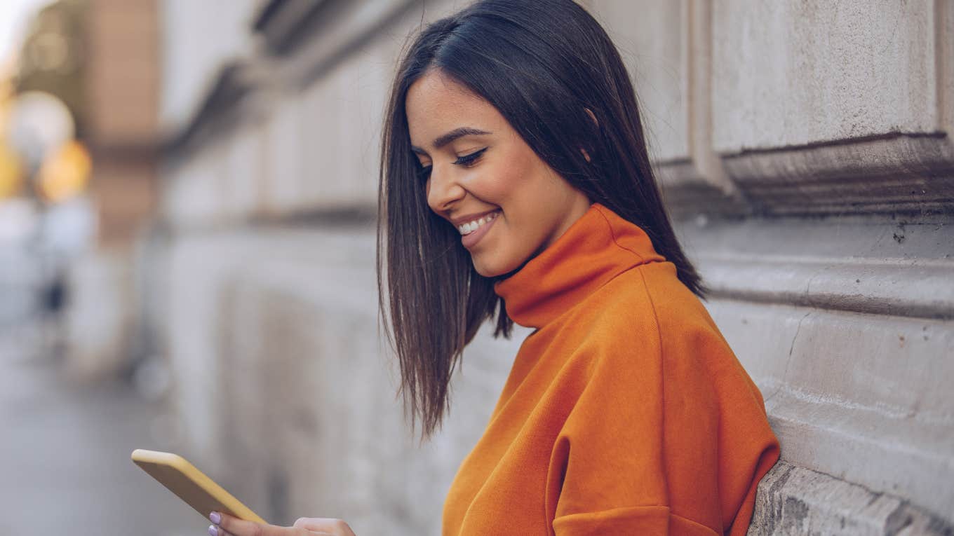 Psychology Says People Who Send These Texts Have Incredible Social Skills Woman has incredible social skills based on her texts.