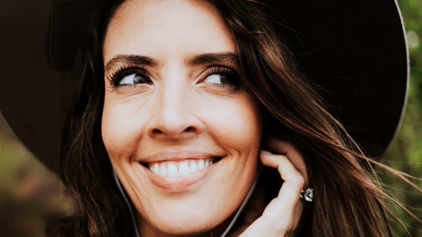 Women Who Are Adorable And Approachable Share These Personality Traits, According To Psychology Adorable and approachable woman.
