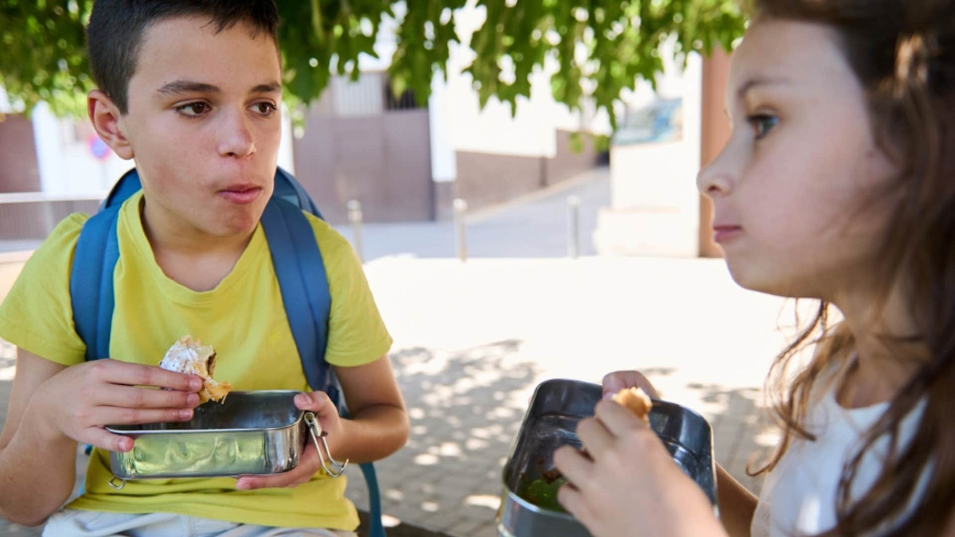 kids using metal lunchboxes 