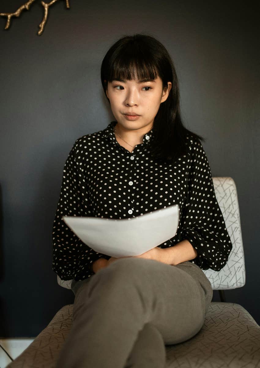 woman holding cover letter as she prepares for job application