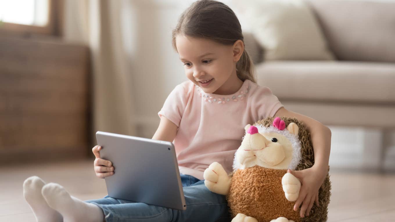 Early Childhood Therapist Reveals The One Type Of Screen Time She’s Banned In Her Home Little girl engaging in banned screen time