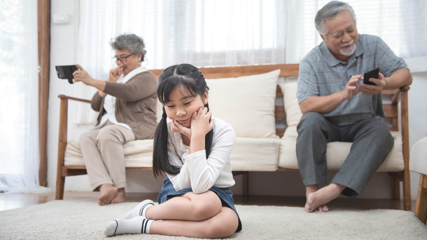frustrating signs facebook grandparent facebook grandparents paying attention phones instead granddaughter