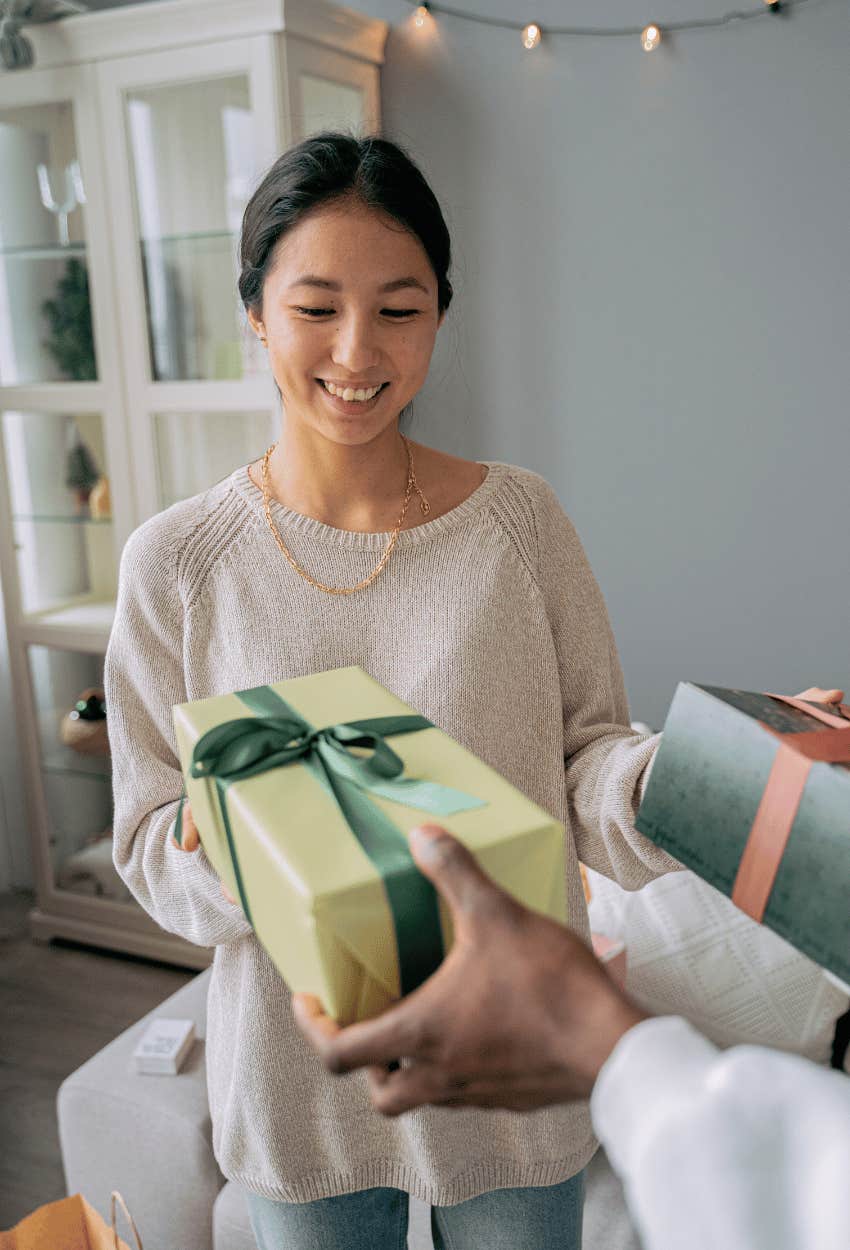 Girlfriend uncomfortable with expensive gifts from boyfriend