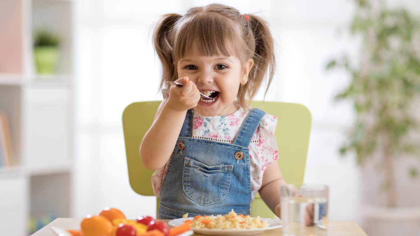 Kids Who Eat This Food Are Better At Making Friends kid who is better at making friends because she eats seafood