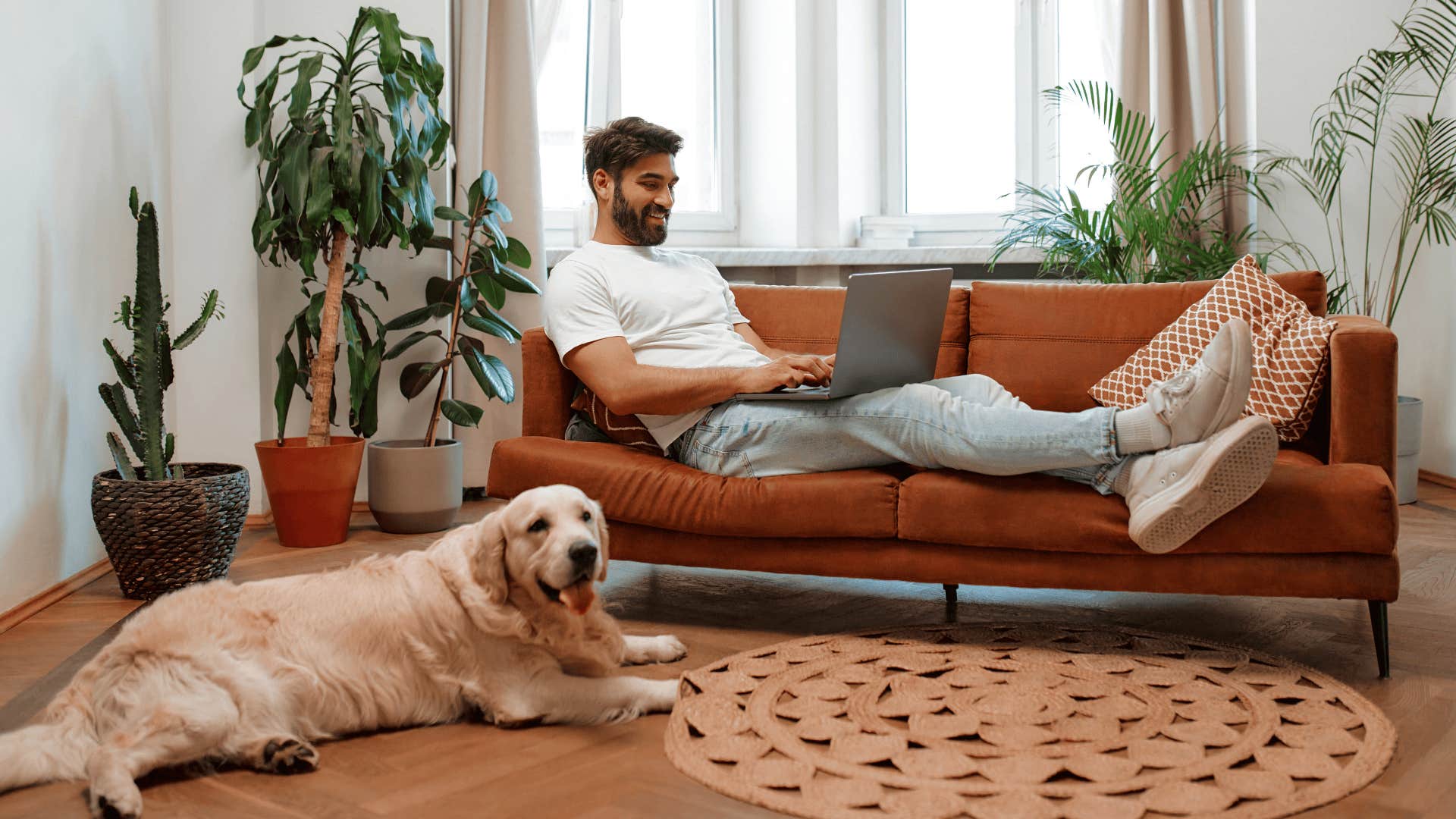 man on laptop with money mindset of not being afraid