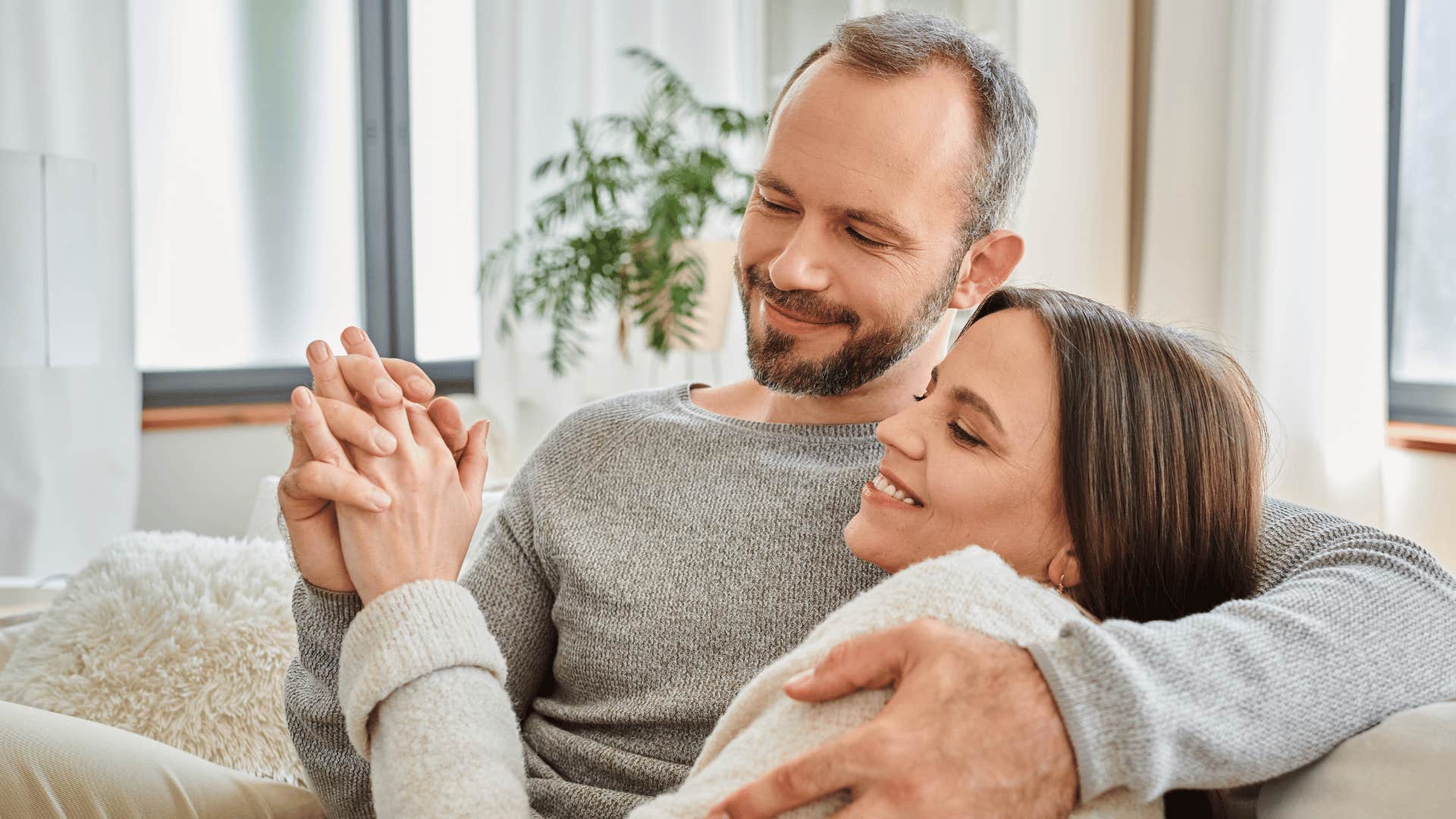 man ignoring friends after starting a relationship
