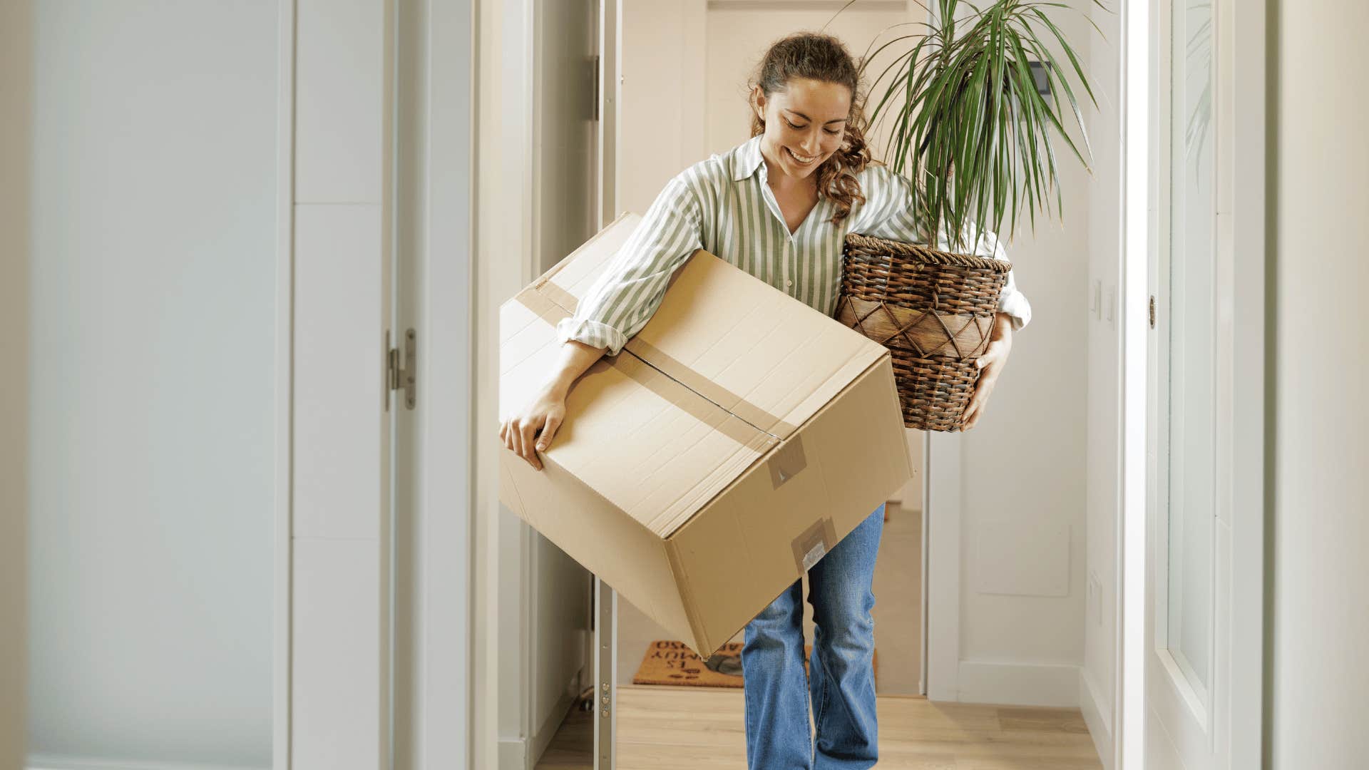 woman with no friends after moving far away holding boxes