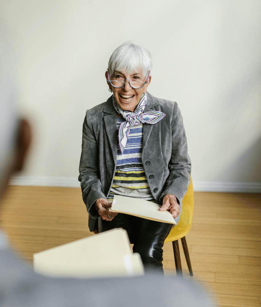 elderly woman strong brain listening type music